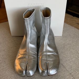 Martin Margiela Group 22 silver Tabi stretch patent boots size 37.5